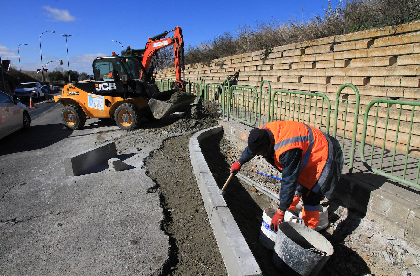 El suministro de la señalética ralentiza la obra del carril bici