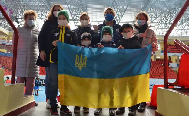 La venta de pulseras solidarias promovida por el Recoletas recauda 1.730 euros para ayudar a Ucrania