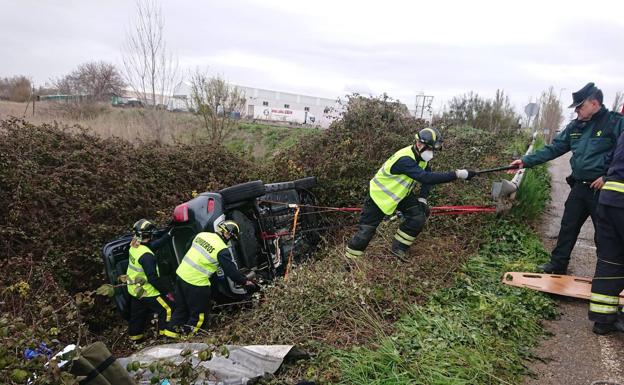 Un herido tras volcar su vehículo en Laguna de Duero
