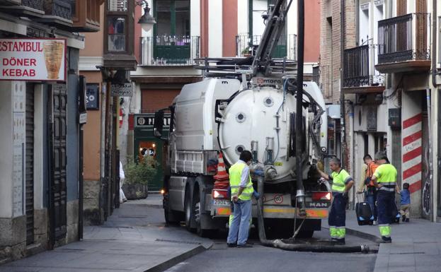 La calle Macías Picavea permanece cerrada este martes por la descarga de materiales