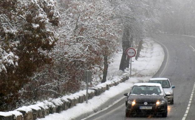 La nieve hace obligatorio el uso de cadenas para circular por la CL-601 a la altura de La Granja