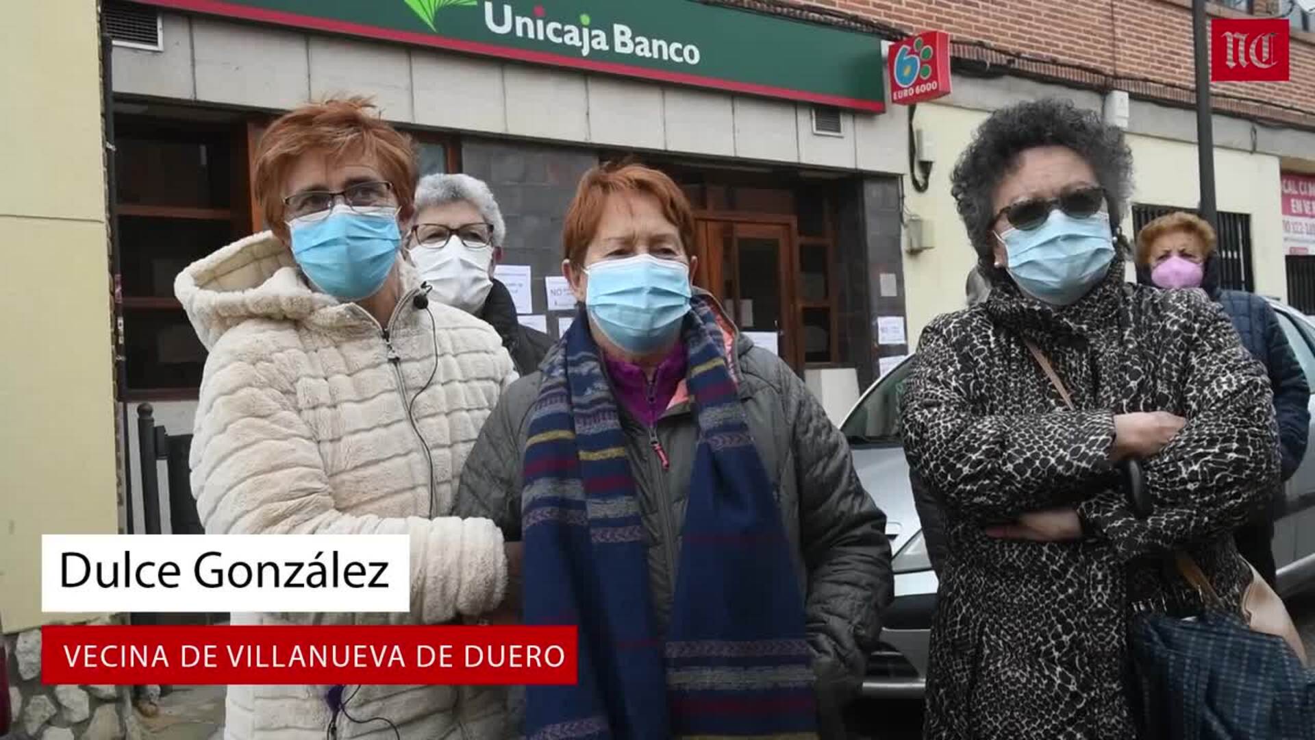 Los vecinos de Villanueva de Duero se manifiestan en contra de la brecha digital en los bancos