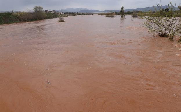 El temporal desborda ríos, corta carreteras y suspende trenes en Valencia