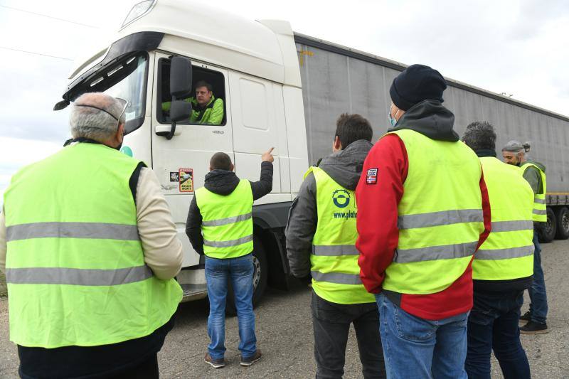 Un piquete corta el tráfico en la A-62 e interrumpe la carga de material en la Papelera de Dueñas