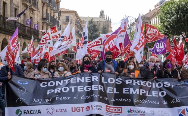 Decenas de personas participan en la concentración en Salamanca para pedir la contención de precios en la energía