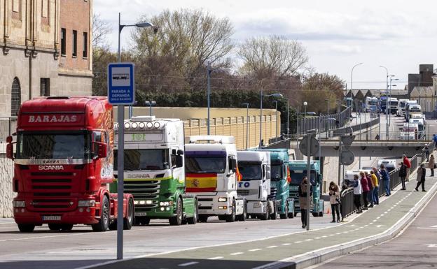 Más de un centenar de transportistas marchan por Salamanca para protestar por los precios del combustible