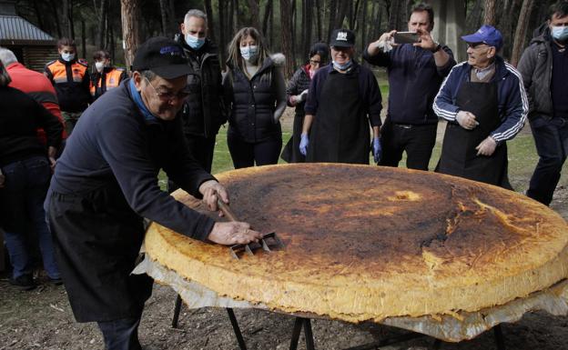 Laguna de Duero celebra el Día de la Vieja con una tortilla de 220 kilos