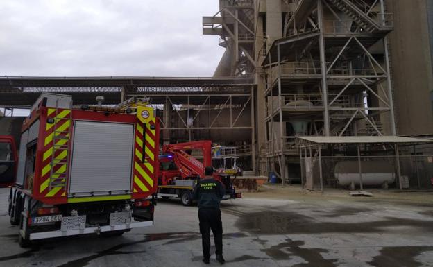 Sofocan el incendio de 80 metros de cables en Cementos Portland de Venta de Baños