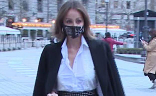 Isabel Preysler consigue un look de diez con una sencilla camisa blanca