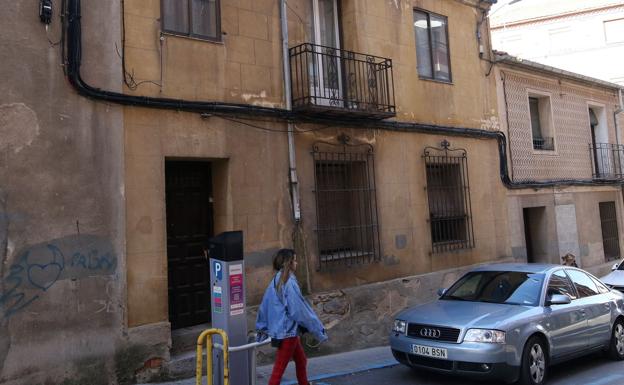 Los bomberos salvan a un okupa de intoxicarse por humo en una casa abandonada en la capital