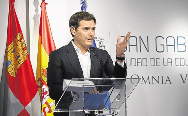 Albert Rivera se convierte en gurú empresarial, a pesar de ser despido por «inactividad, falta de interés y desconocimiento»