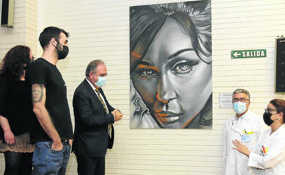 El homenaje a los sanitarios en la cara de la enfermera