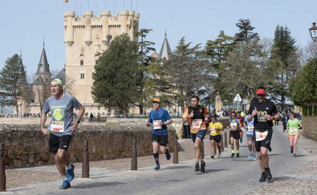 Xavi Tomasa y Gema Martín triunfan en las calles segovianas