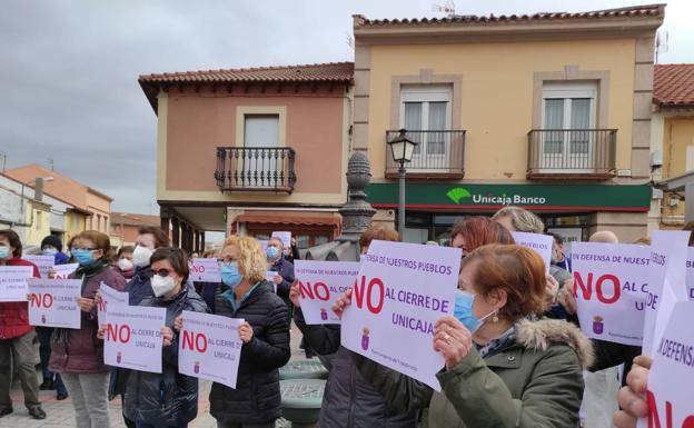 Los 12 pueblos afectados por el cierre de Unicaja se concentrarán en Valladolid