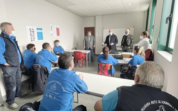 Alumnos del programa de formación y empleo inician el acondicionamiento del Parque de Valdehigal de Carbajosa