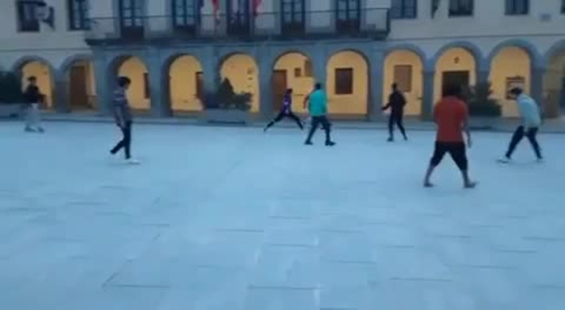 Tres muchachos segovianos se hacen virales en redes sociales tras un encuentro con Matheus Cunha en Villacastín