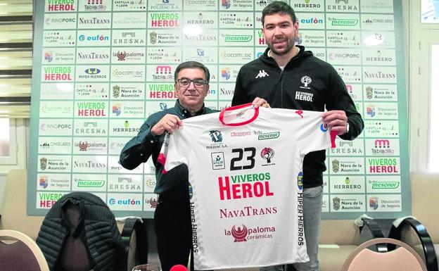 El Balonmano Nava anuncia un fichaje más en la presentación de Sebetic