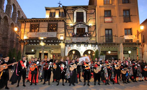 Los tunos de Magisterio salen de ronda por Segovia