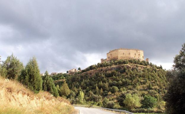 Un hombre muere y una octogenaria resulta herida al precipitarse por la ladera del castillo de Pedraza