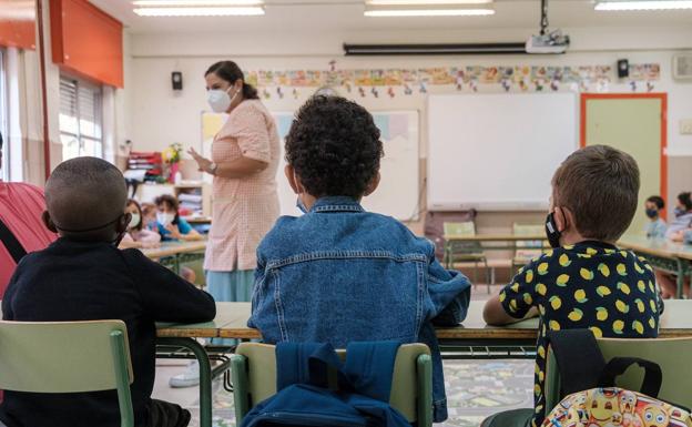 Los docentes de la comunidad son los peor pagados y los que más clases dan, según CC OO