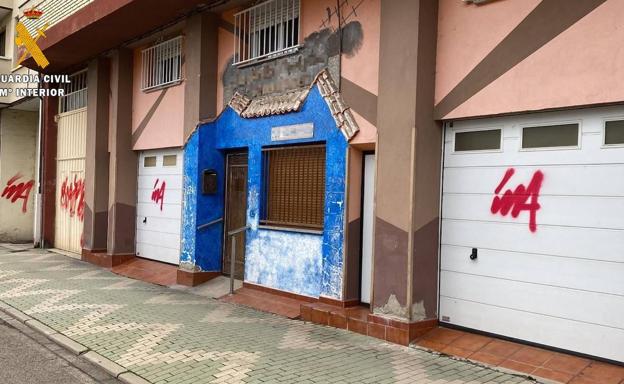 Investigan a un joven por pintadas en fachadas y garajes de Guardo