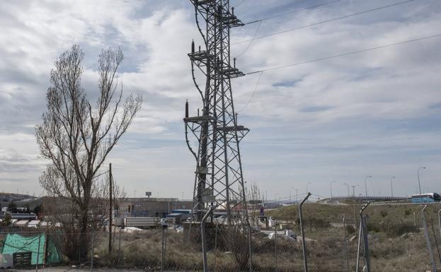 Una torre cuyo tendido cruza la AP-61 impide ensanchar el vial del Centro de Transportes de Segovia