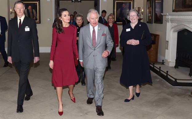 La Reina Letizia demuestra su innegable estilo en un encuentro con el Príncipe Carlos