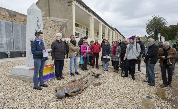 Asociaciones de Memoria Histórica de la región rechazan la «claudicación» del PP tras su pacto con Vox