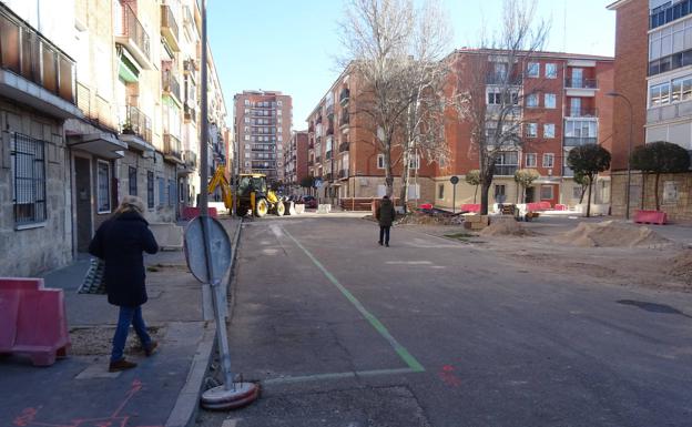 Retiran el último monumento franquista de Valladolid para abrir una plaza en el Cuatro de Marzo