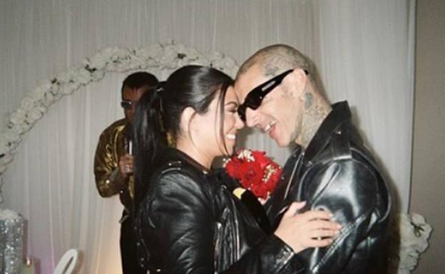 Salen a la luz las fotos de la falsa boda de Kourtney Kardashian y Travis Barker
