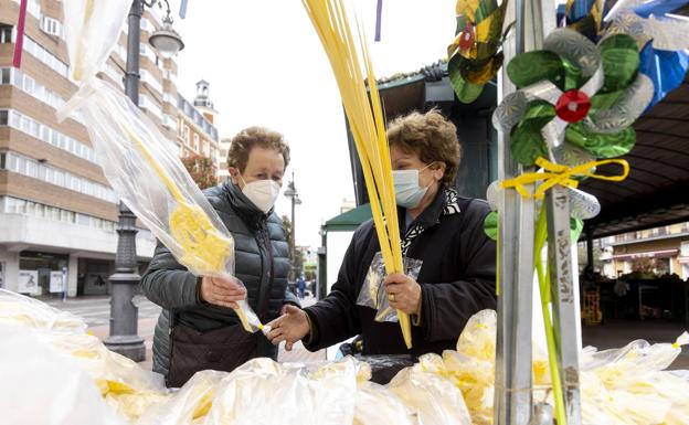 Valladolid recupera la venta en la calle de las tradicionales palmas y carracas de Semana Santa