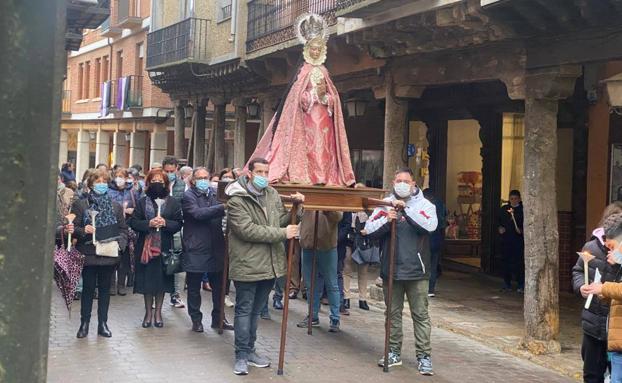 Rioseco traslada la Virgen de la Cruz para que presida la popular rodillada