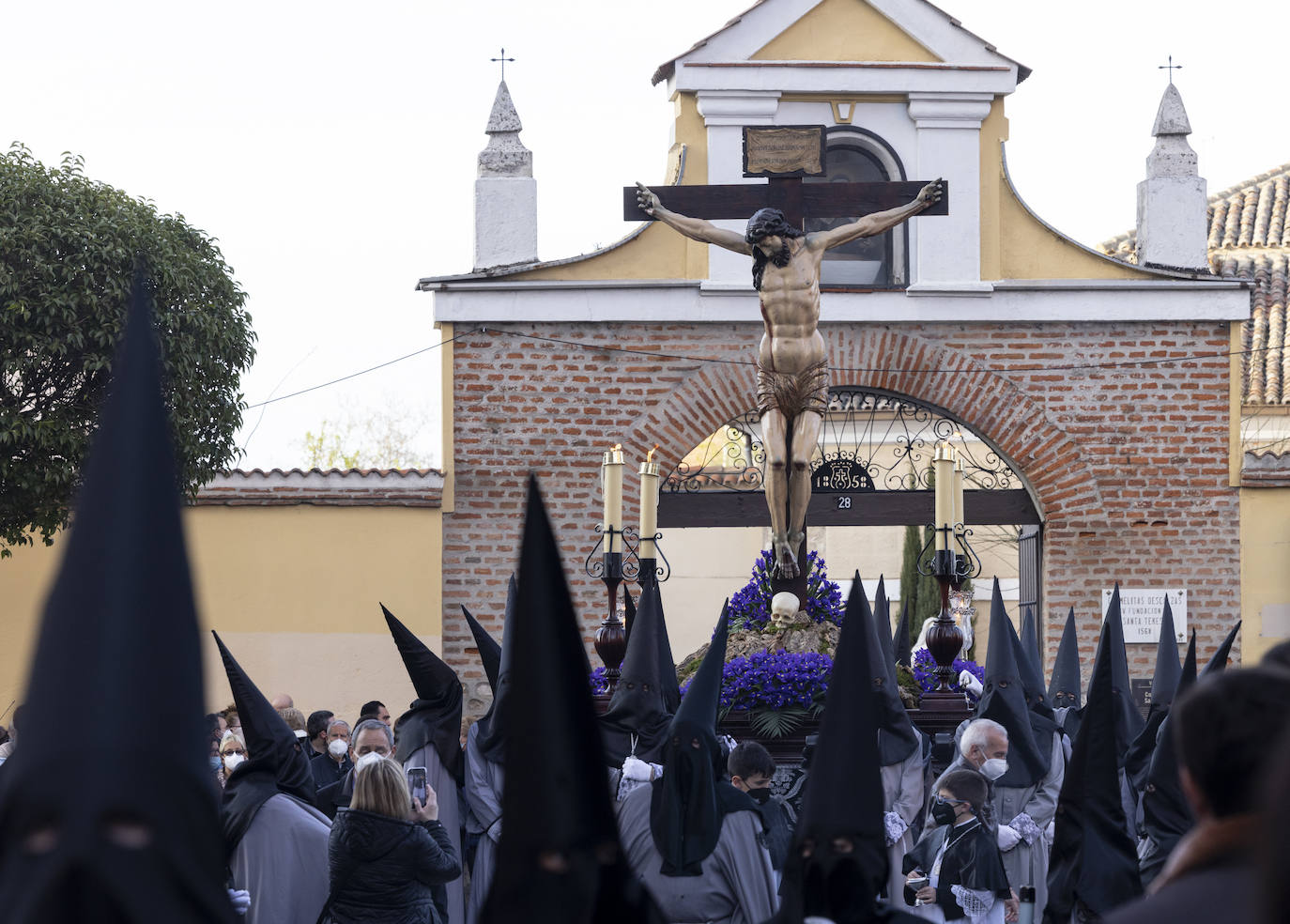 El Santísimo Cristo de las Cinco Llagas recorre las calles de Valladolid