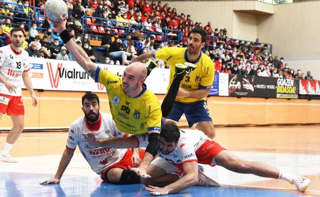 El Balonmano Nava roza la épica en Irún