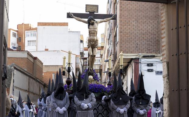 El Cristo de la Misión y el de las Cinco Llagas recuperan el esplendor procesional en Valladolid