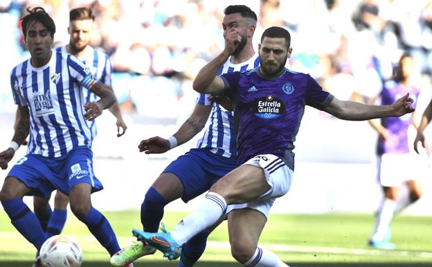 El Real Valladolid recupera un punto en La Rosaleda tras pegarse dos tiros infantiles