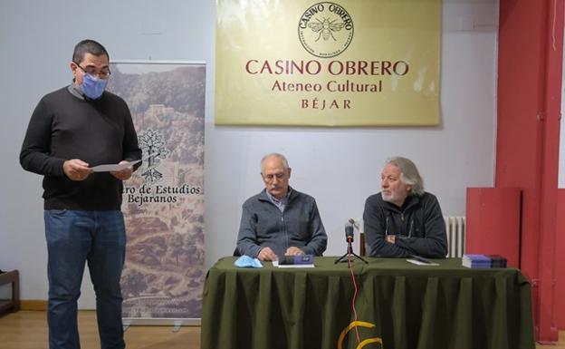 El Casino Obrero de Béjar acoge la presentación de 'Como regar el agua', el último poemario de Luis Felipe Comendador