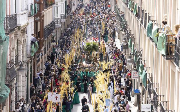 La Borriquilla camina muy lenta por las calles de Valladolid ante miles de personas