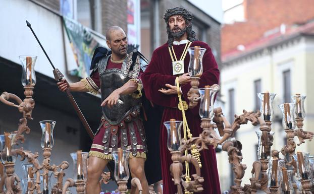 Jesús de Medinaceli llega a la Catedral al ritmo de chicotá