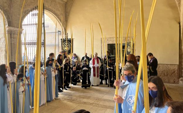 Los cofrades de Palencia preparan los ramos para la Entrada de Jesús en Jerusalén