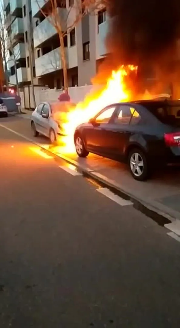 Explosiones en dos coches incendiados en una calle del barrio de Villa del Prado de Valladolid