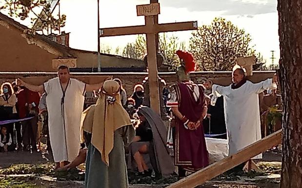 Saldaña celebra un vía crucis viviente