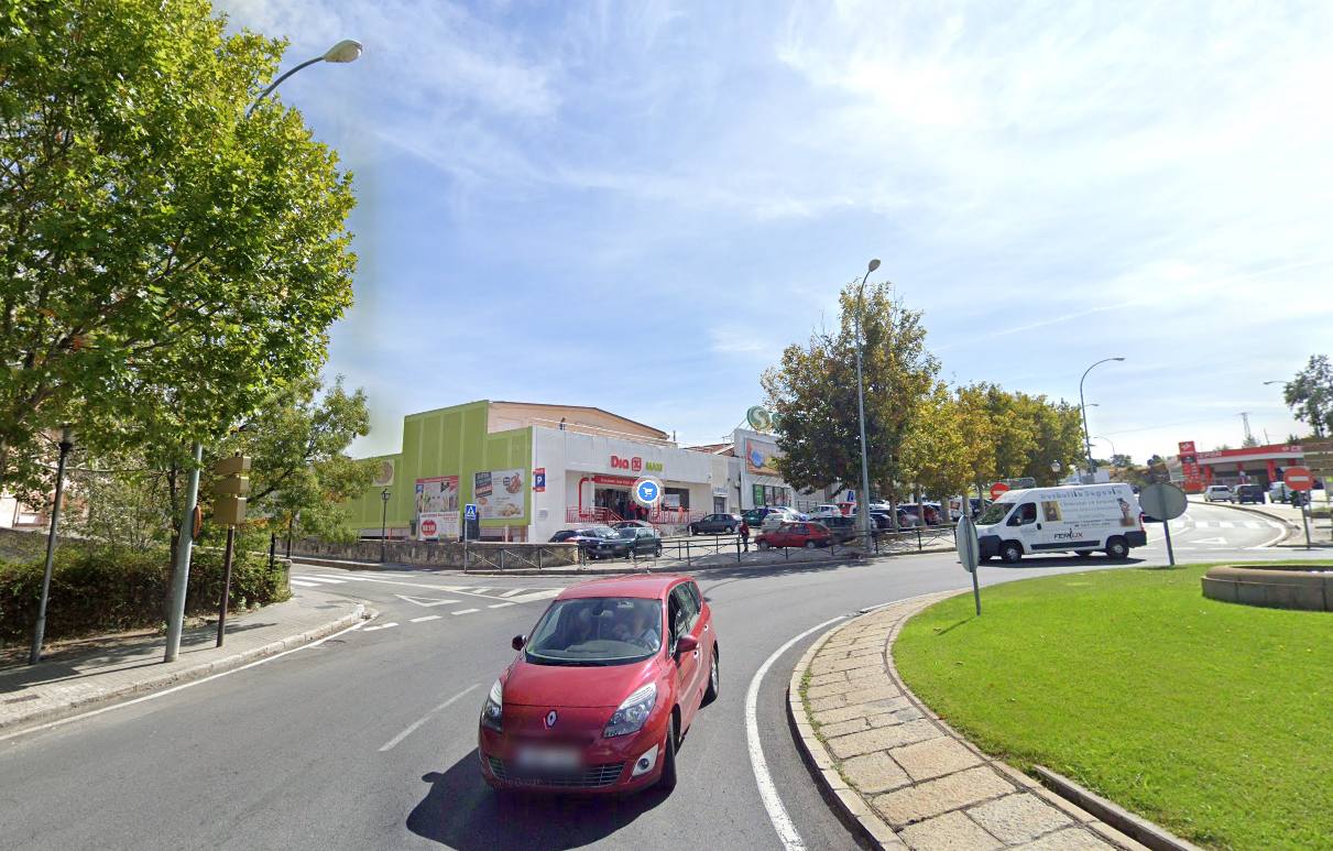 Denunciada por conducir bajo los efectos del alcohol y salirse de la carretera en la glorieta de Valdevilla