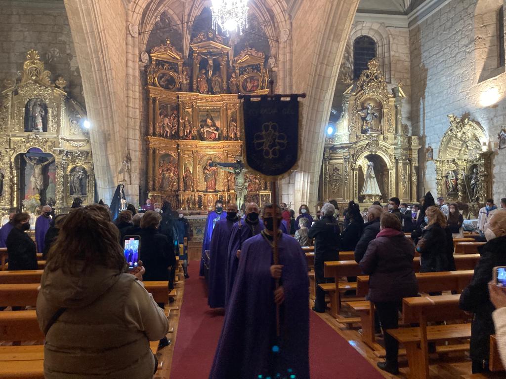 Procesión de Lunes Santo en Torrelobatón en el interior de la iglesia (1/3)