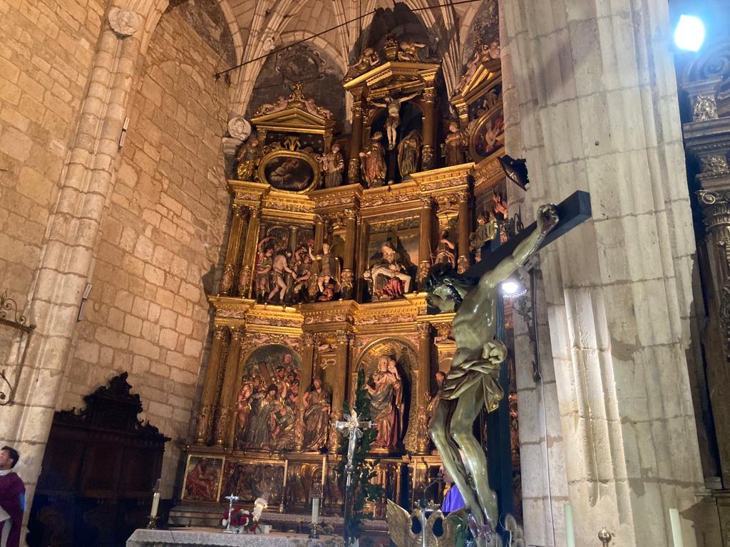 Procesión de Lunes Santo en Torrelobatón en el interior de la iglesia (2/3)