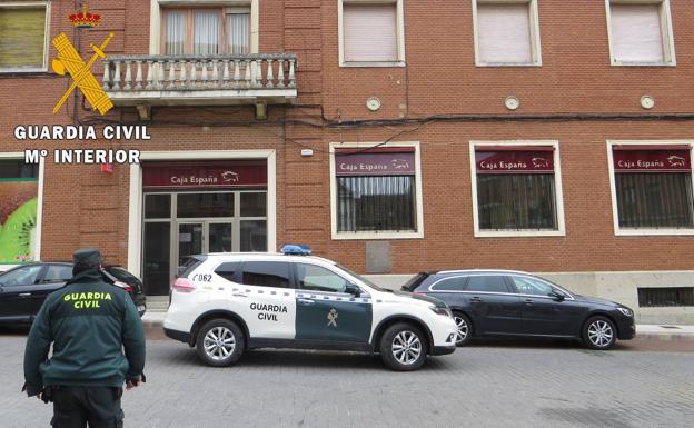 Absuelven a los dos acusados de atracar un banco en Carrión