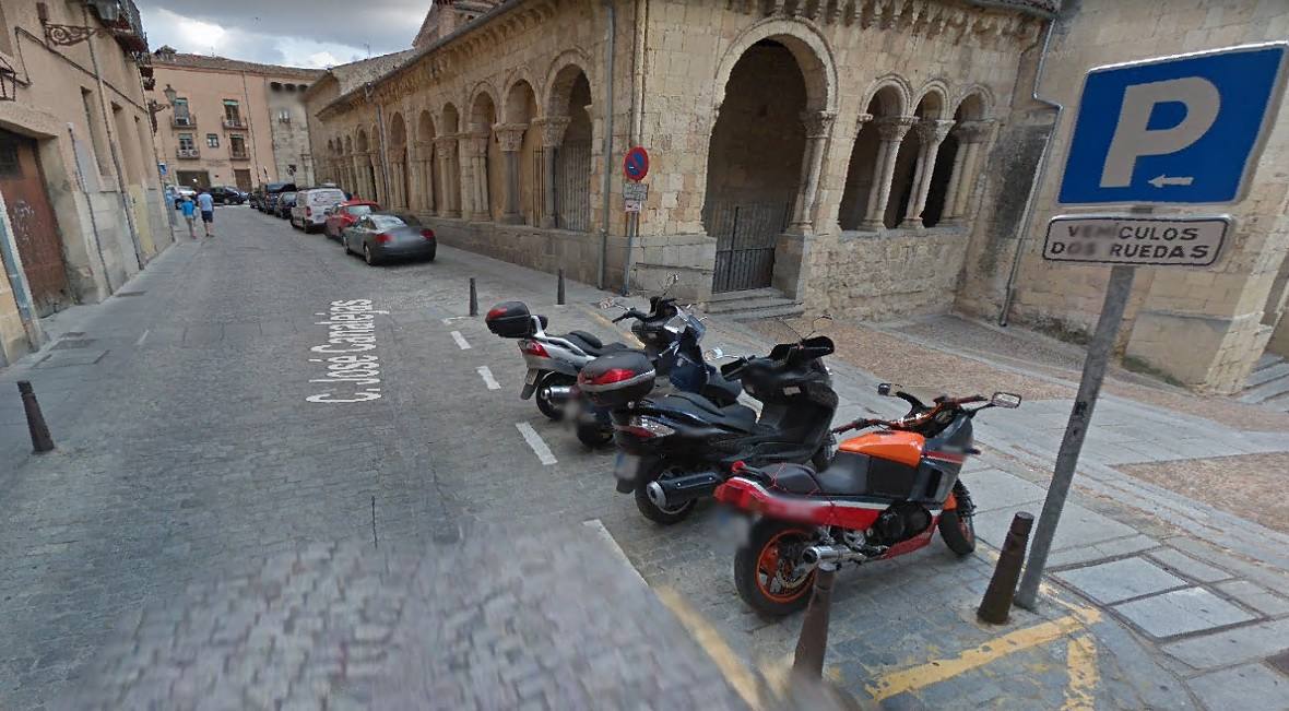 Un coche choca contra siete motocicletas en el centro de Segovia