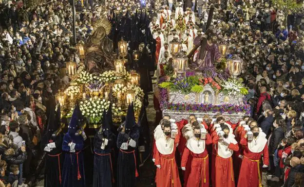 El Calvario procesiona en Medina al Santísimo Cristo Crucificado