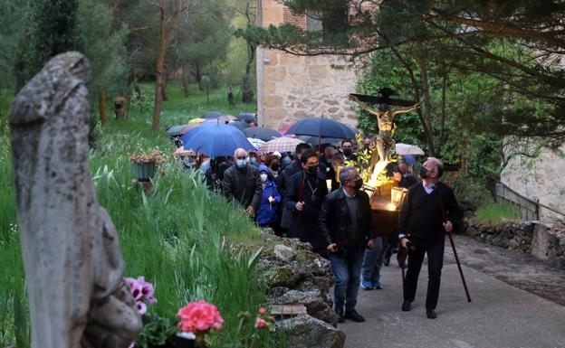 El fervor popular desafía la lluvia en los Carmelitas
