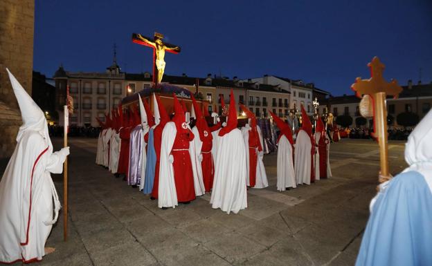 El Cristo de la Misericordia y la Soledad se funden al ritmo de la música ante la Catedral de Palencia